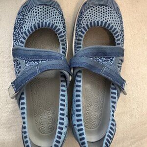 Keens kids shoes size 3 gently worn